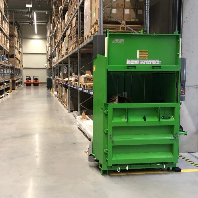 Vertikale Ballenpresse von BEMA Verpackungsabfall im Lager