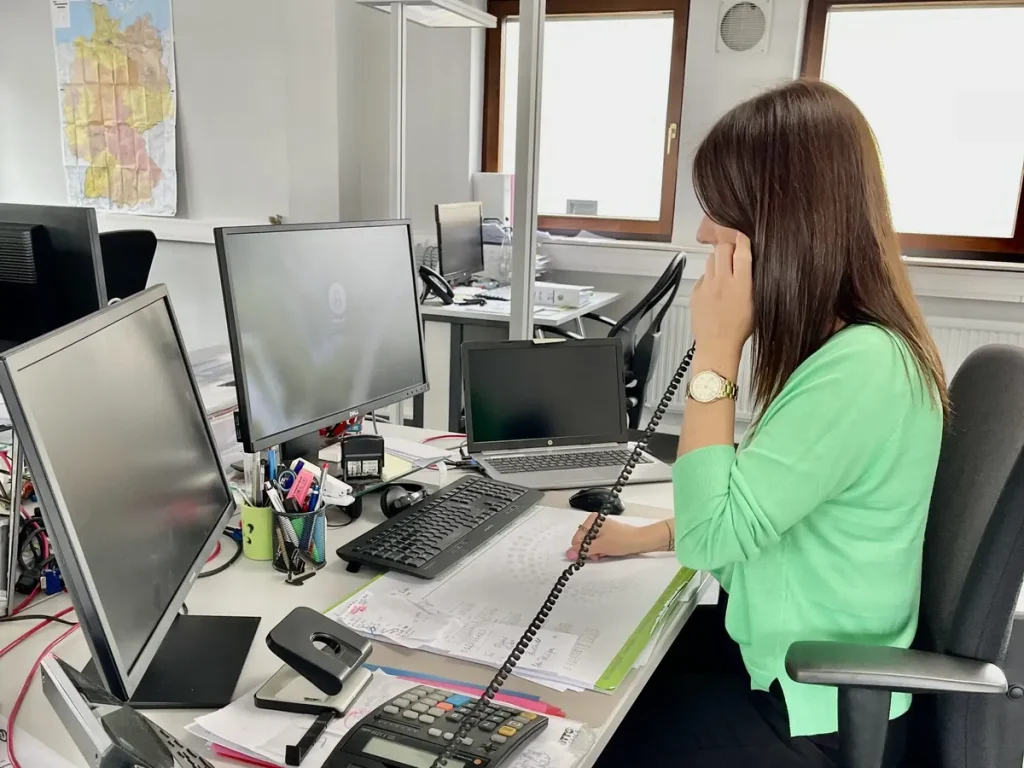 Mitarbeiterin von BEMA am Telefon im Büro