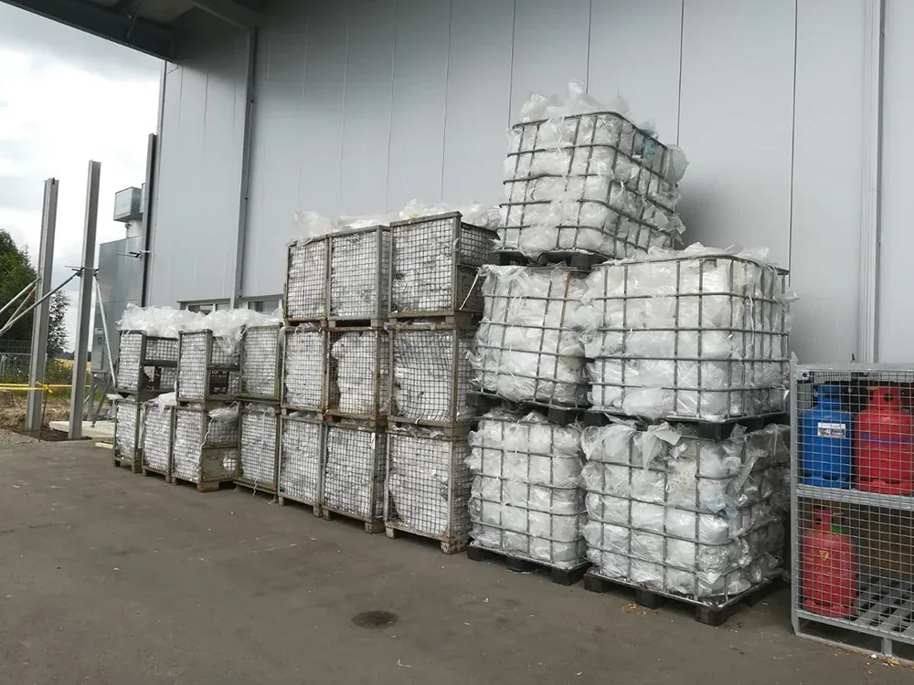 Getrennt gesammelte Verpackungsfolie in Gitterboxen